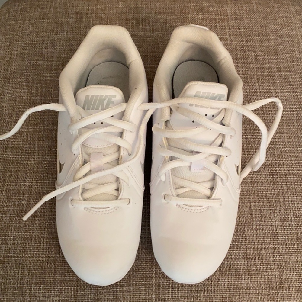 Nike youth cheer shoes 2Y